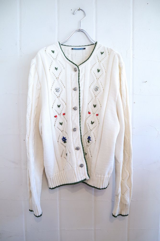 ホワイト×グリーン×レッド花刺繍クルーネック長袖チロルニット 